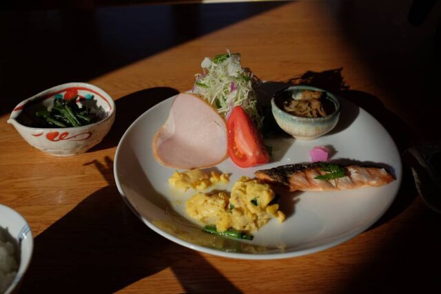 breffast before the 6 hour hike #breakfast #nomz #nom #oishii #delish #mountdaisetsuzan #hostel #daisetsuzanshirakabaso #hokkaido #dphantravels #fujifilm #x100t
