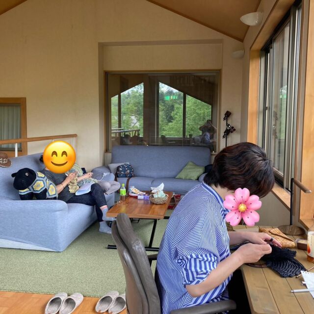 あみけん旭川支部
初の試み、ニッティングリトリート
日常から離れて、自然豊かな場所で、鳥のさえずりや川の流れる音を聞きながら、編物する時間はとっても有意義なひとときでした💓

朝から温泉に入って、まったり過ごしていた時間
ボディメンテナンス(マッサージの時間😂)が、思いのほかみんなに好評で、心も体もリフレッシュしてまた、編物すると言う編物三昧でした☺️

美味しいご飯とお菓子も頂き、旭岳の山開きのお祭りヌプリコロカムイノミも見学して、キッチンカーでまた美味しい物を頂きました✨

とても楽しく自由な2日間でした。
ありがとうございました😊
#編物　#編物検定
#東川　#山開き　#山のお祭り
#ヌプリコロカムイノミ
#大雪山白樺荘　#旭岳
#リトリート　#編物リトリート